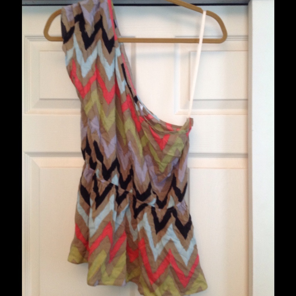 One Shoulder Chevron Patterned Top medium - Picture 3 of 3
